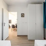 Apartament 2 Bedroomed Lena Montry