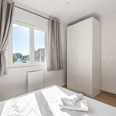 2 Bedroomed Lena Apartment Montry